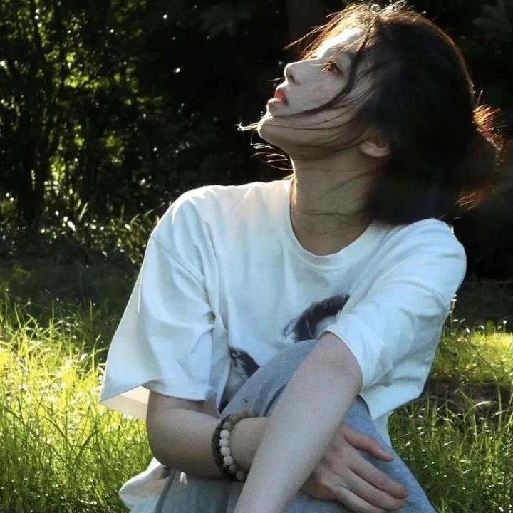 穿盔甲的少女
